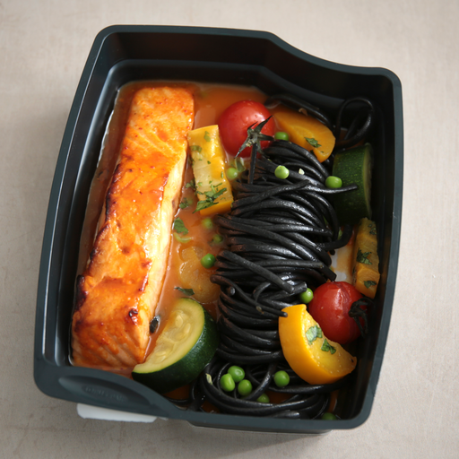 [014639*] Salmon fillet, carrot juice with ginger and coriander